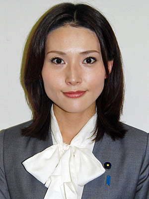 金子恵美の現在は 税金で買ったマンションローンのため政治屋劇場