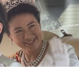 雅子さまの歴代ティアラとドレスファッション!デコルデとモンタントの違い